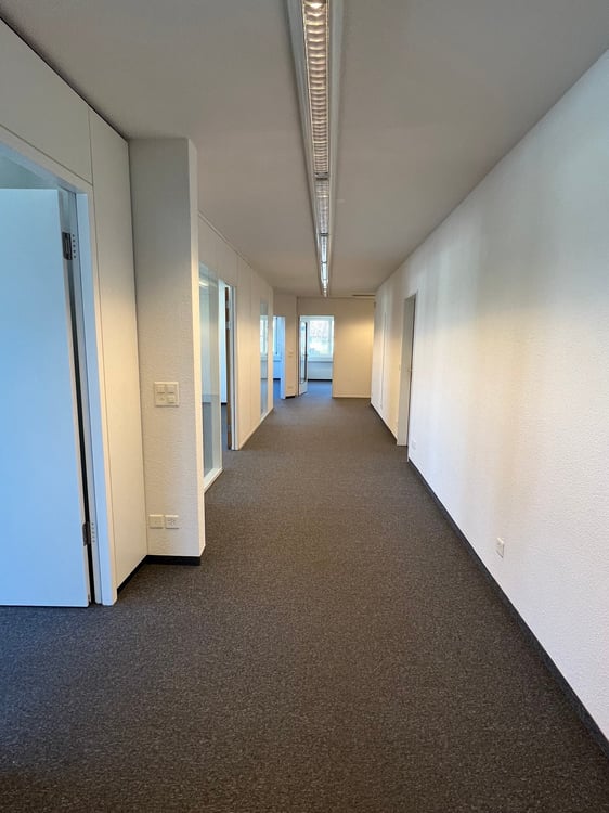 Helles grosszügiges Büro mit Aufenthaltsraum, Archiv und Lagerraum 2. OG 3