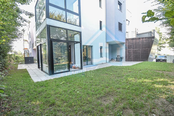 Luxuriöse Gewerbefläche mit moderner Architektur und Design 8