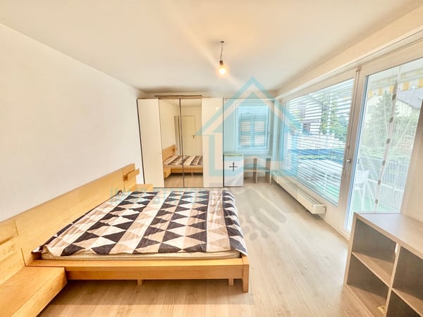 Modernes möbliertes WG-Zimmer mit Balkon an zentrale Lage 2