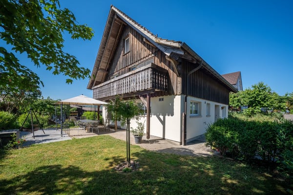 Grosszügiges Einfamilienhaus mit viel Umschwung und weitläufigem Garten 1