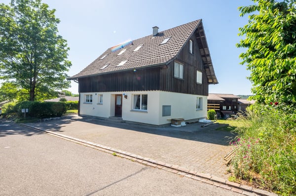 Grosszügiges Einfamilienhaus mit viel Umschwung und weitläufigem Garten 3