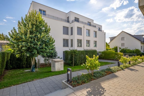 ÜBER DEN DÄCHERN VON UETIKON AM SEE: Moderne 3.5-Zimmer-Attikawohnung mit zwei Terrassen & Weitblick 2