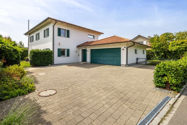 WEITBLICK TRIFFT LANDHAUSCHARME: Elegantes 6.5-Zimmer- Einfamilienhaus auf der Forch 2