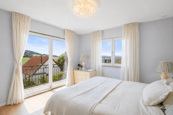 WEITBLICK TRIFFT LANDHAUSCHARME: Elegantes 6.5-Zimmer- Einfamilienhaus auf der Forch 12