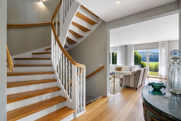 WEITBLICK TRIFFT LANDHAUSCHARME: Elegantes 6.5-Zimmer- Einfamilienhaus auf der Forch 4