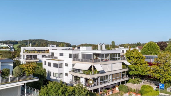 STILVOLLES WOHNEN MIT BESONDEREM LEBENSGEFÜHL: Lichtdurchflutete 4.5- Zimmerwohnung in Zumikon 2