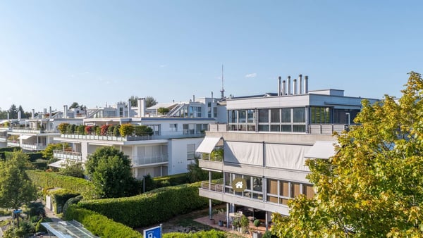 STILVOLLES WOHNEN MIT BESONDEREM LEBENSGEFÜHL: Lichtdurchflutete 4.5- Zimmerwohnung in Zumikon 3