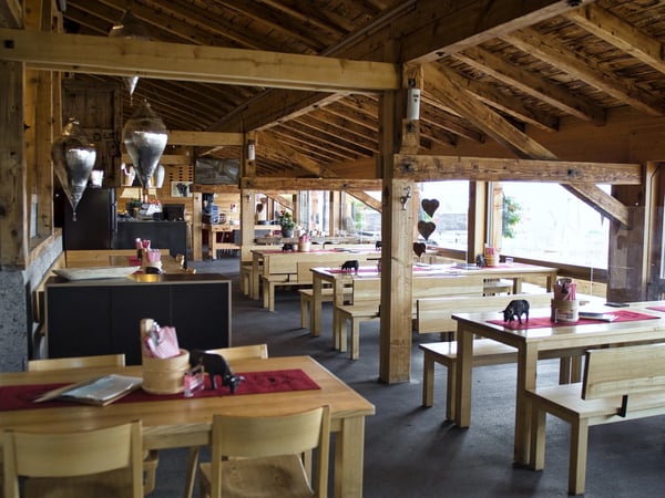 Wo Alpenpanorama und Gastfreundschaft zusammenkommen – Bergrestaurant Chüestall Blausee 5