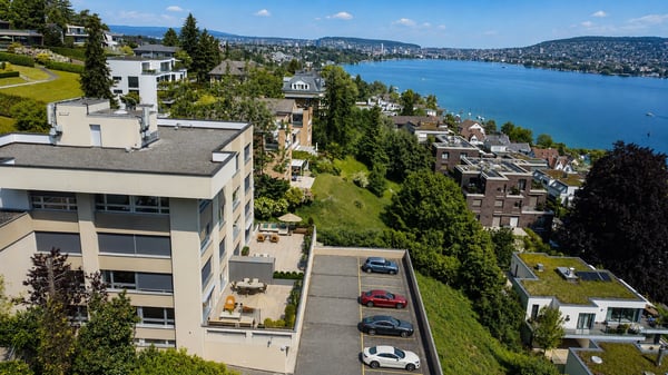 Sicherer Außenparkplatz mit Seesicht in Zürich 3