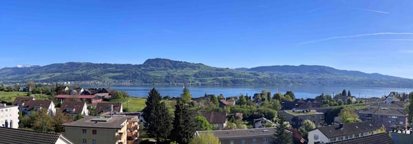 UNVERBAUBARE PANORAMASICHT – 5½-ZIMMER-WOHNUNG ÜBER DEM ZÜRICHSEE