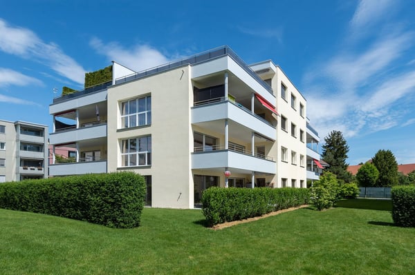 Neuwertige 1.5 Zi-Wohnung 120m2 im Erdgeschoss an zentraler Lage