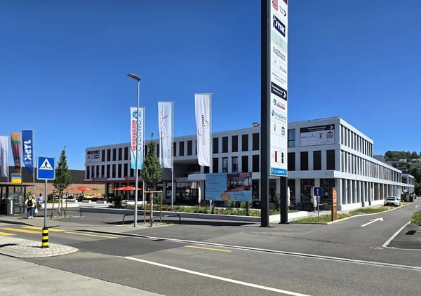 Attraktive Gewerbefläche im Rietbachcenter – ideal für Beauty, Coiffeur oder Dienstleistung (120 m²) 1