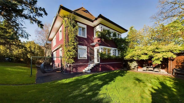 Elegantes Zuhause an privilegierter Lage in der Breite 2