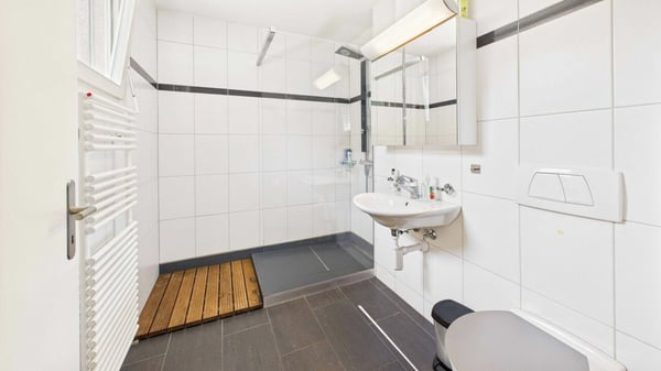 Wohnen über zwei Ebenen - Grosszügige Maisonette-Attikawohnung mit Weitsicht im Bezirk Baden 11