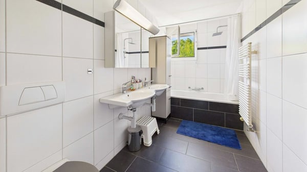 Wohnen über zwei Ebenen - Grosszügige Maisonette-Attikawohnung mit Weitsicht im Bezirk Baden 12