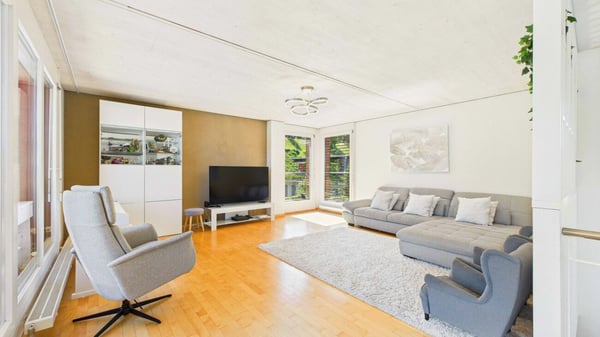 Wohnen über zwei Ebenen - Grosszügige Maisonette-Attikawohnung mit Weitsicht im Bezirk Baden 4