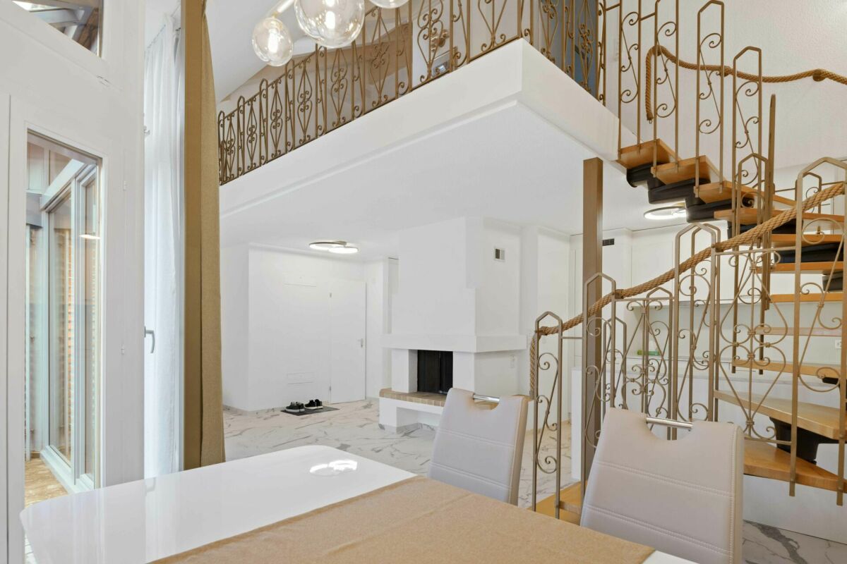 Renovierte Maisonette-Wohnung im Baurecht - Zentral gelegen mit Aussicht und Cheminée