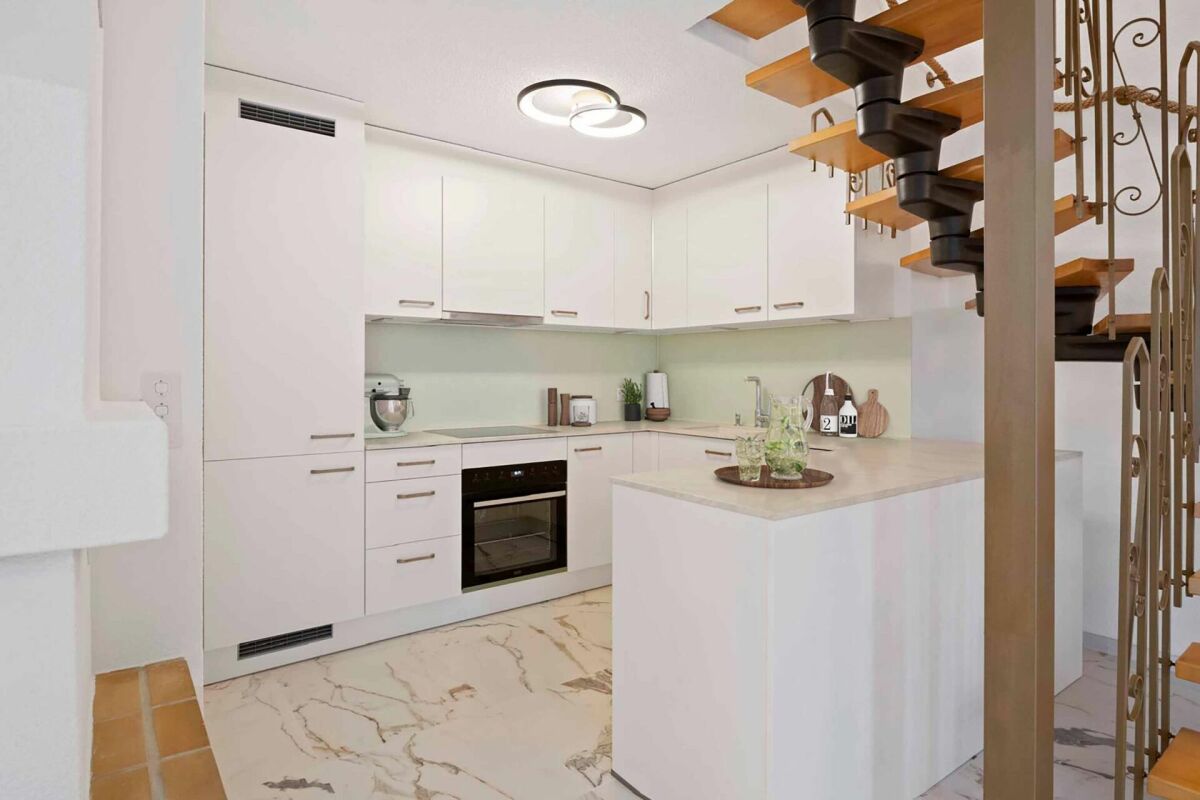 Renovierte Maisonette-Wohnung im Baurecht - Zentral gelegen mit Aussicht und Cheminée