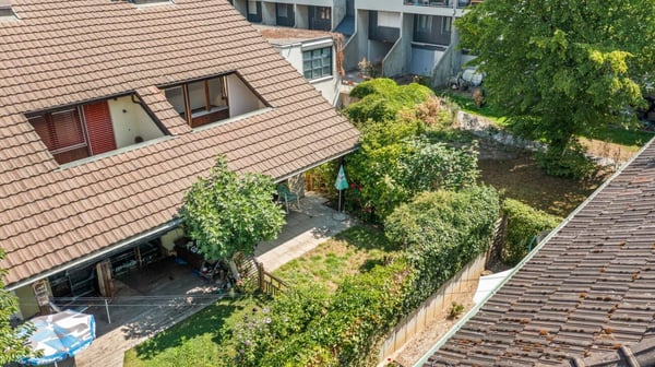 Charmantes 4.5-Zimmer-Doppeleinfamilienhaus mit neuer Küche, Garten und Cheminée 2