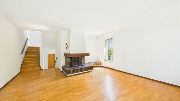 Charmantes 4.5-Zimmer-Doppeleinfamilienhaus mit neuer Küche, Garten und Cheminée 2