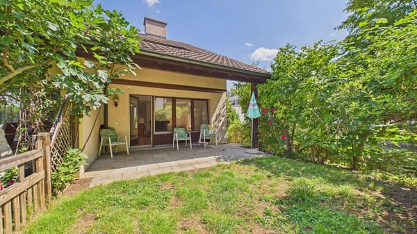 Charmantes 4.5-Zimmer-Doppeleinfamilienhaus mit neuer Küche, Garten und Cheminée