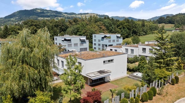Grosszügiges Wohnen mit Garten, Pool und Privatsphäre