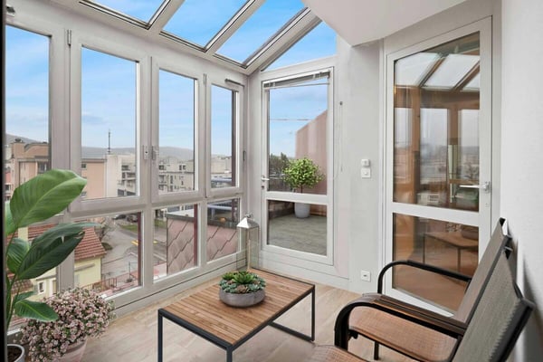 Renovierte Maisonette-Wohnung im Baurecht - Zentral gelegen mit Aussicht und Cheminée