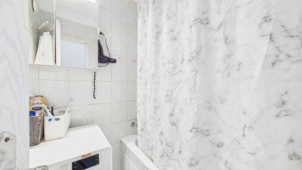 Im Baurecht: 3.5-Zimmer-Wohnung mit sonnigem Balkon in Dietikon 8