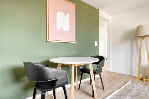 1.5 Zr im Weinegg, 10 Min. z Seefeld, voll möbliert, flex Mietdauer 5