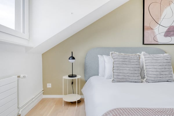 1.5 Zr im Weinegg, 10 Min. z Seefeld, voll möbliert, flex Mietdauer 9