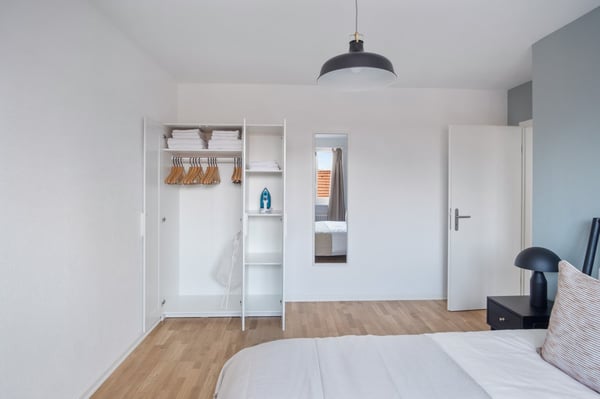 2 Minutes Walk for Oerlikon Train Station, 2 Minutes Walk from the Oerlikon Central Market 10