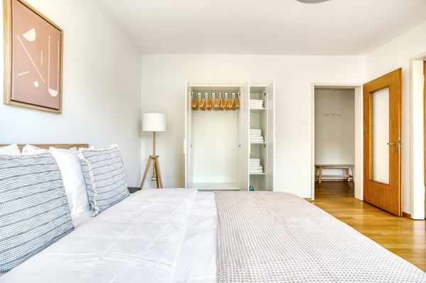 Charmante Vorstädte 1 Zim. + Lager, 10Min zum Markt, über Blueground 16