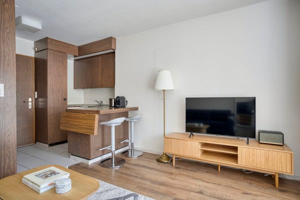 Helles Studio (2.5 ZW) Unterstrass, 10 mit Tram von HB, by Blueground 3