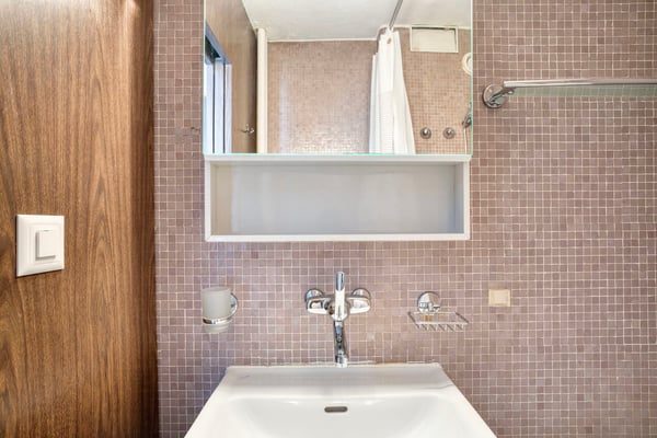 Helles Studio (2.5 ZW) Unterstrass, 10 mit Tram von HB, by Blueground 10