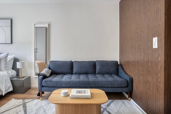 Helles Studio (2.5 ZW) Unterstrass, 10 mit Tram von HB, by Blueground 2