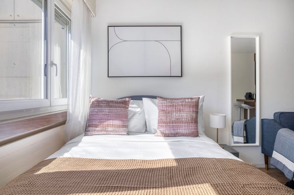 Helles Studio (2.5 ZW) Unterstrass, 10 mit Tram von HB, by Blueground 8