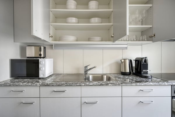 Schöne Enge 1.5 Zim. mit Keller, Nah zum Markt, by Blueground 7