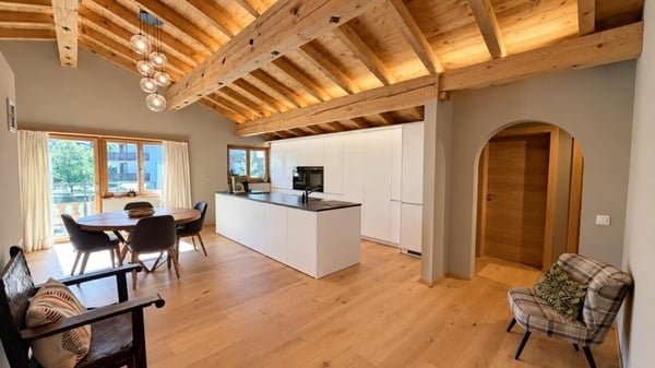 Exklusive 2.5 Zimmer Dachgeschosswohnung im Zentrum von Klosters 2