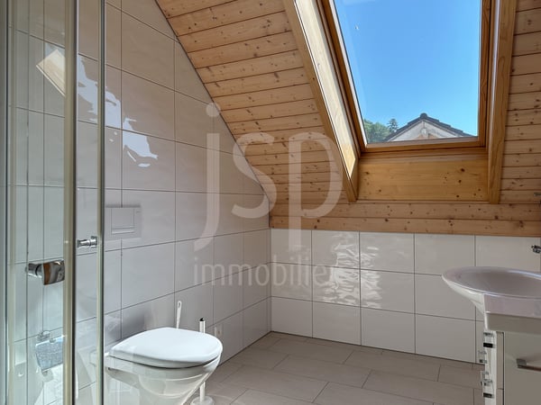 Neuwertiges 6-Zimmer Familienhaus mit Garage für vier Fahrzeuge 7