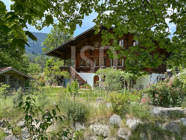 Stilvolles Simmentaler Haus mit unverbaubarem Ausblick am Bach 1