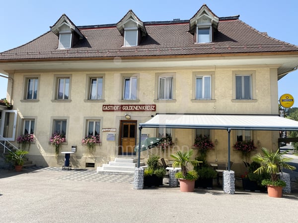 Mitten im Dorfzentrum von Plaffeien das Restaurant zum goldenen Kreuz 2