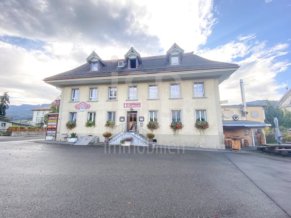 Mitten im Dorfzentrum von Plaffeien das Restaurant zum goldenen Kreuz 1