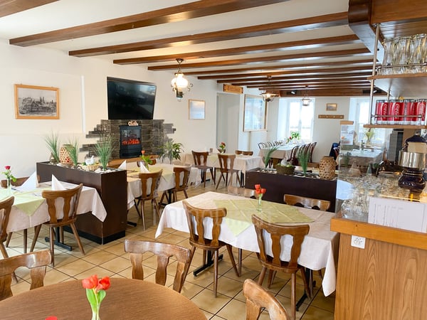 Mitten im Dorfzentrum von Plaffeien das Restaurant zum goldenen Kreuz 8