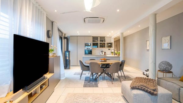 Agra, moderno 1.5 locali bifamiliare ristrutturata. Spazi generosi con terrazza e vista aperta. 2