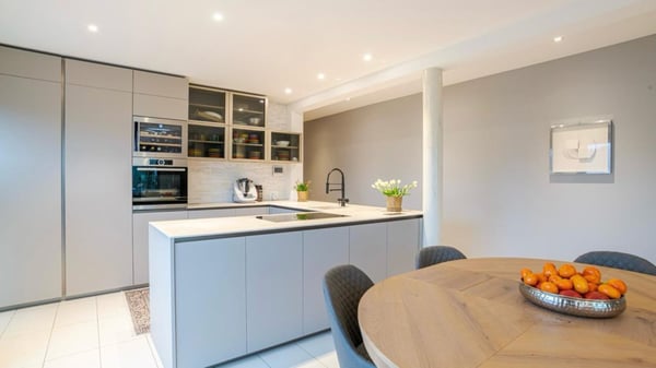 Agra, moderno 1.5 locali bifamiliare ristrutturata. Spazi generosi con terrazza e vista aperta. 3