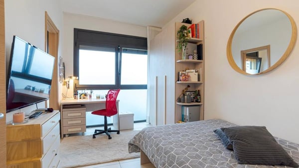 Agra, moderno 1.5 locali bifamiliare ristrutturata. Spazi generosi con terrazza e vista aperta. 10