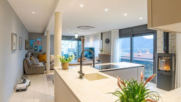 Agra, moderno 1.5 locali bifamiliare ristrutturata. Spazi generosi con terrazza e vista aperta. 1