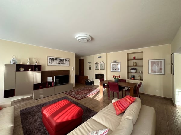 Magliaso, appartamento in contesto di 7 unità. Dotato di due bagni e giardino privato. 4