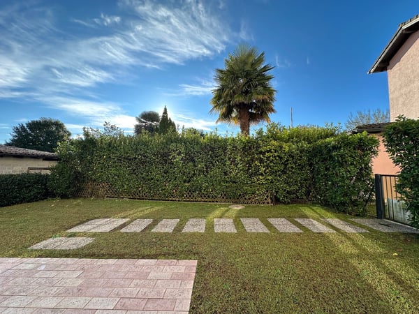 Magliaso, appartamento in contesto di 7 unità. Dotato di due bagni e giardino privato. 13