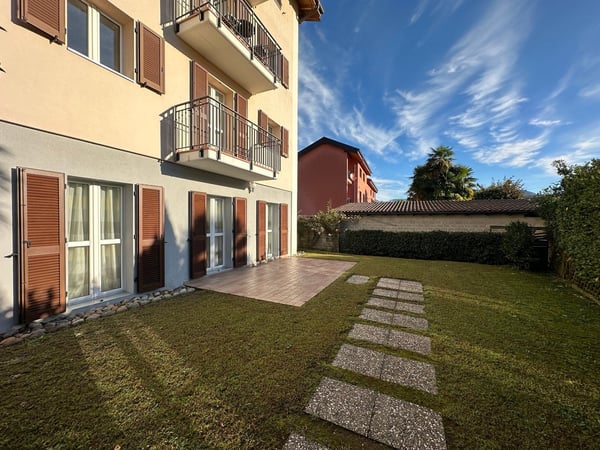 Magliaso, appartamento in contesto di 7 unità. Dotato di due bagni e giardino privato. 1